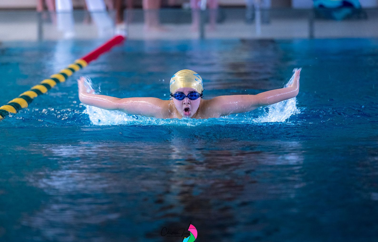 Jeune nageuse du Meyrin Natation en papillon